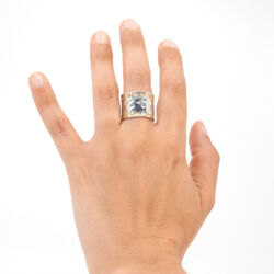 Anillo ancho martillado abierto