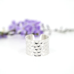 Anillo ancho martillado abierto