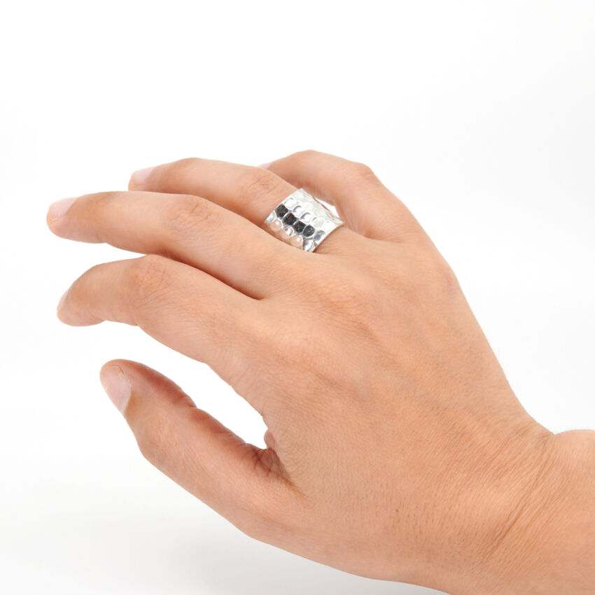 Anillo ancho martillado abierto