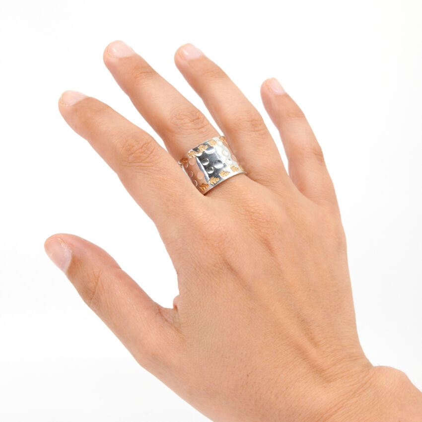 Anillo martillado con detalle de hojas, abierto