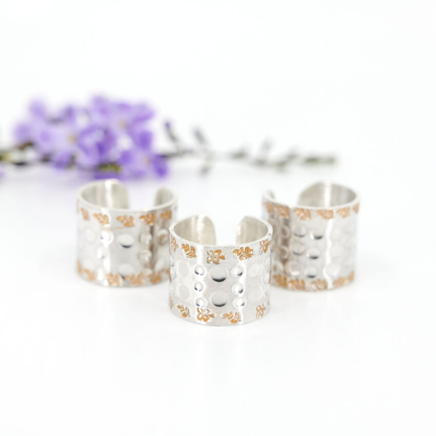 Anillo martillado con detalle de hojas, abierto