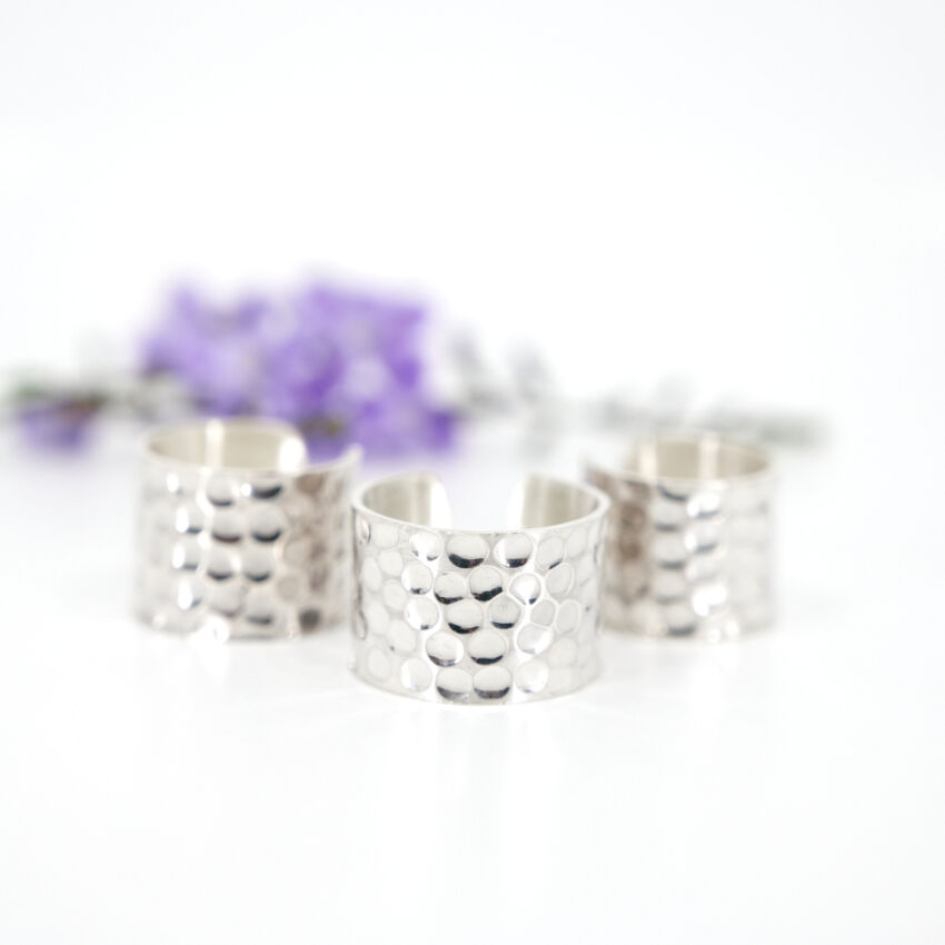 Anillo ancho martillado abierto