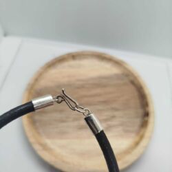 Pulsera cuero con cubo grabado