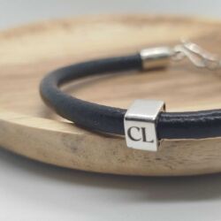 Pulsera cuero con cubo grabado