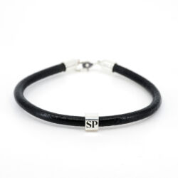 Pulsera cuero con cubo grabado