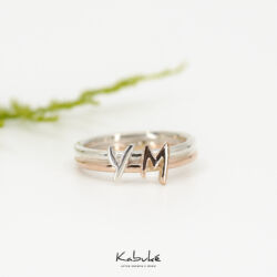 Anillo con iniciales combinado