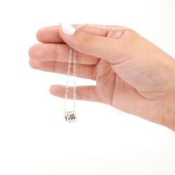 Dije Cubo pasante grabado