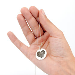 Medalla corazón con tus huellas
