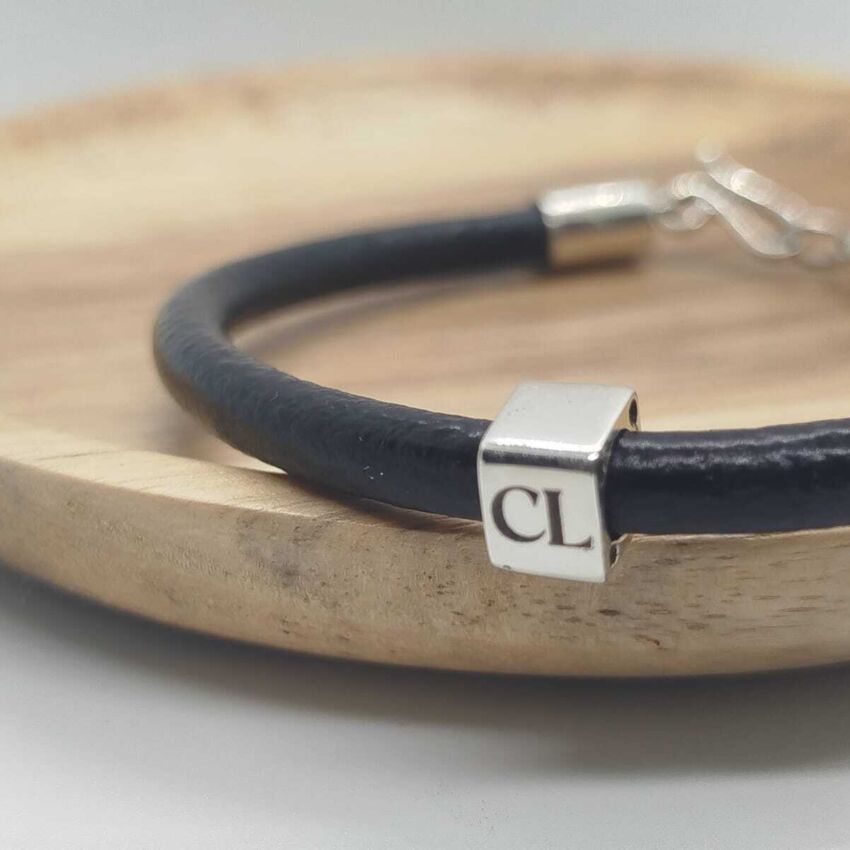 Pulsera cuero con cubo grabado