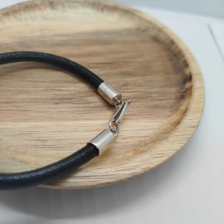 Pulsera cuero con cubo grabado