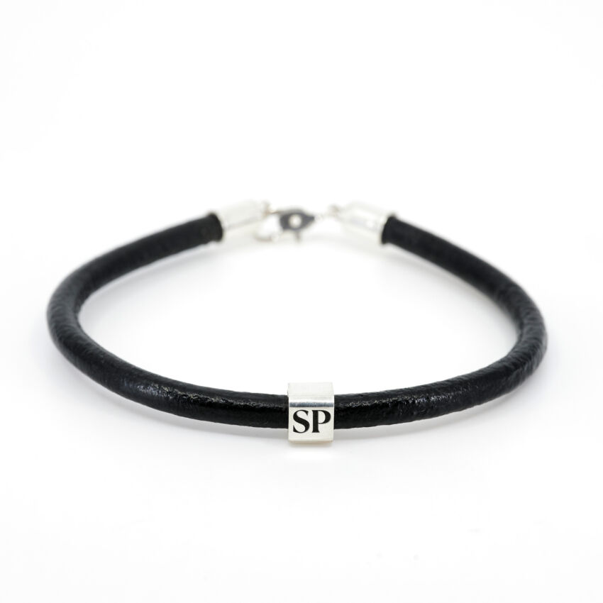 Pulsera cuero con cubo grabado