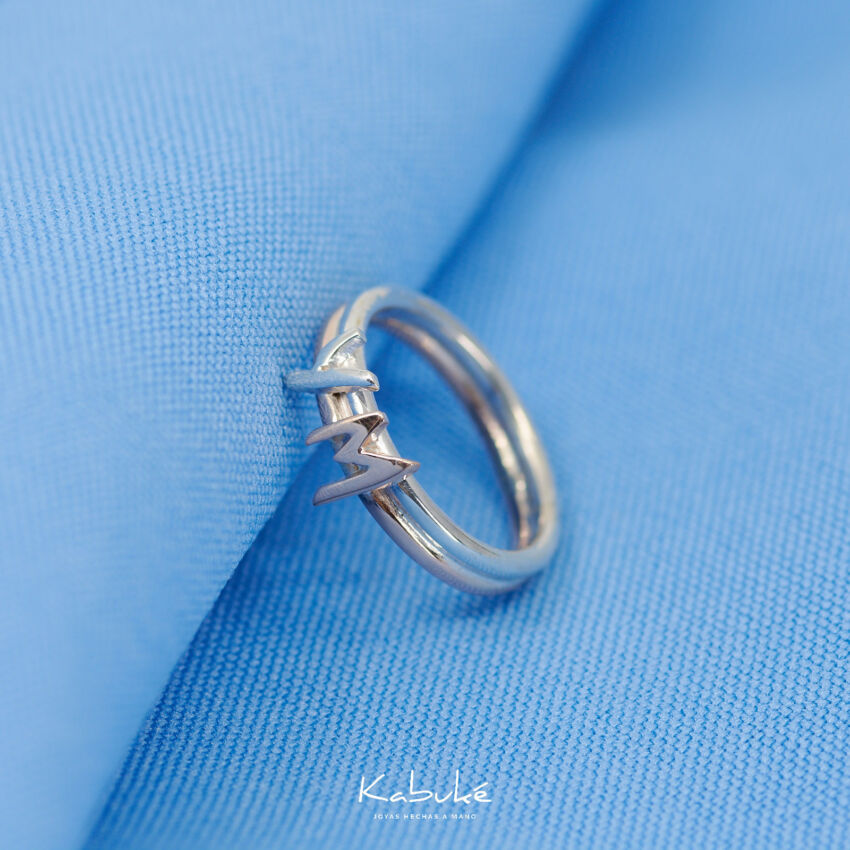 Anillo con iniciales combinado