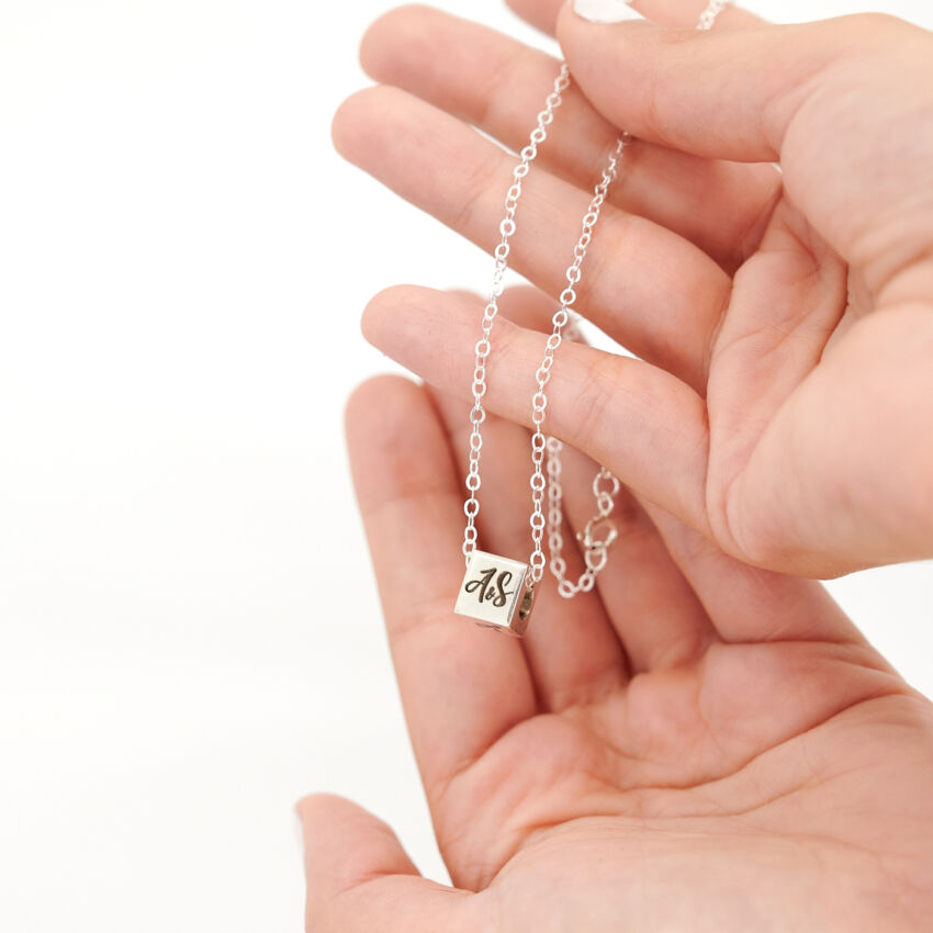 Dije Cubo pasante grabado