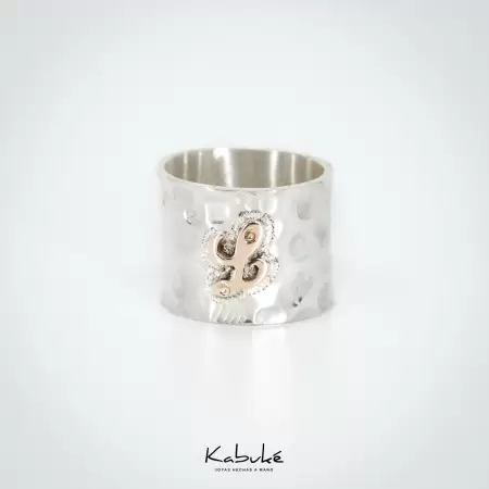 Anillo martillado con inicial en Oro