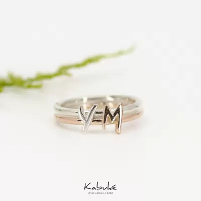 Anillo con iniciales combinado