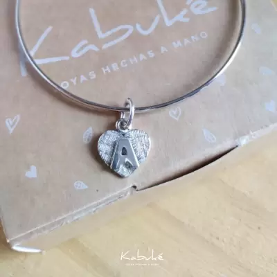 Dije corazón con inicial