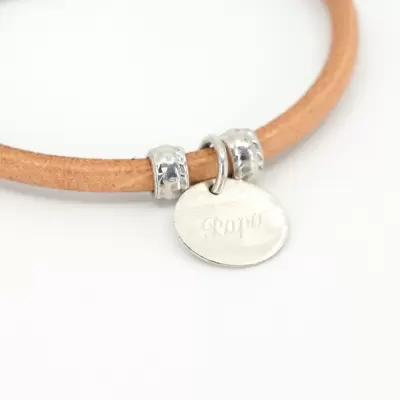 Pulsera cuero con medalla con cierre gancho