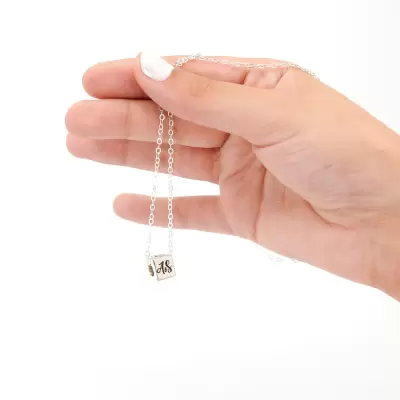 Dije Cubo pasante grabado