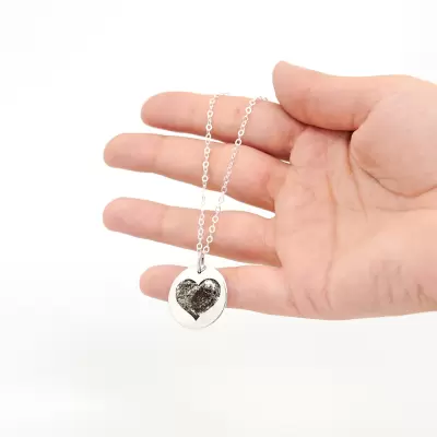 Medalla corazón con tus huellas