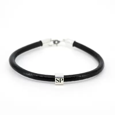 Pulsera cuero con cubo grabado