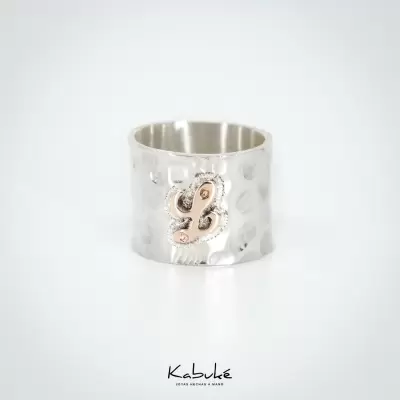 Anillo martillado con inicial en Oro
