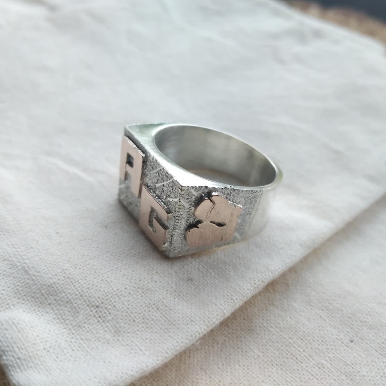 Anillo sello hombre rectangular con simbolo Anillos de Sello Kabuke Joyas Artesanales