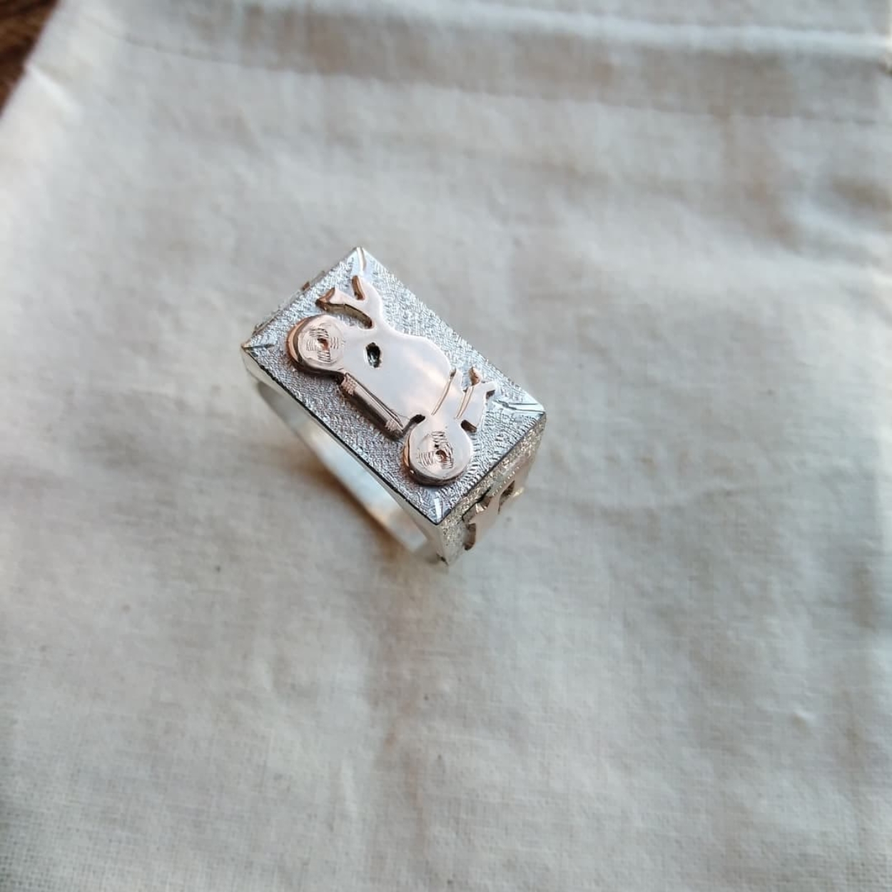 Anillo sello hombre rectangular con símbolo