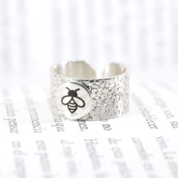 Anillo Bee Maestra textura