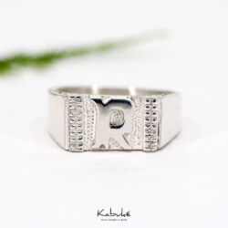 Anillo rectangular con una inicial