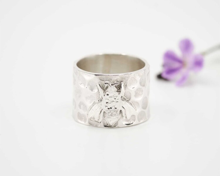 Anillo martillado abejita de maestra Anillos Kabuke Joyas Artesanales