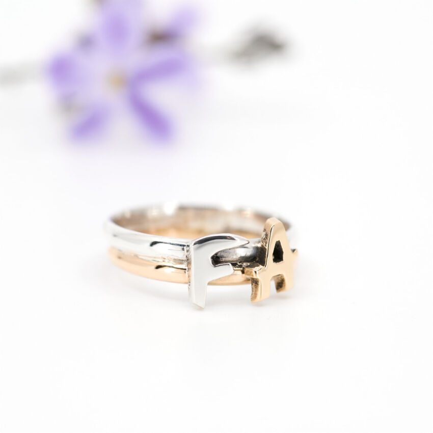 Anillo con iniciales combinado