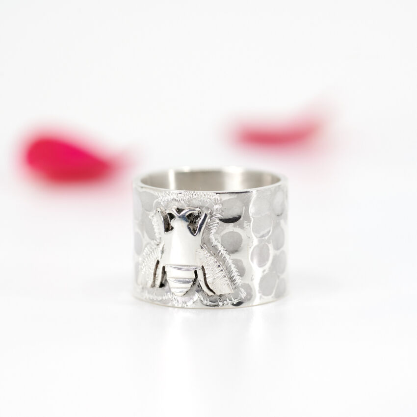 Anillo martillado abejita de maestra