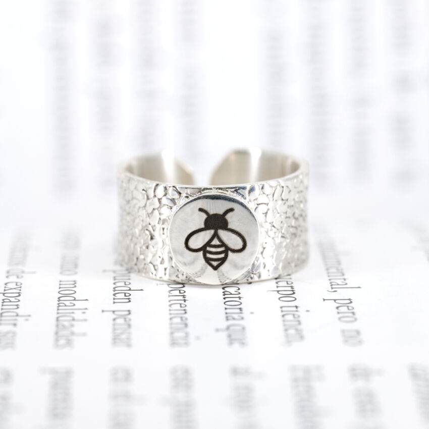 Anillo Bee Maestra textura