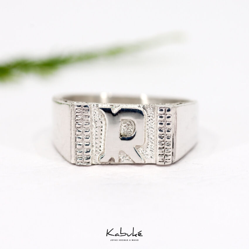 Anillo rectangular con una inicial