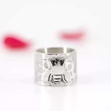 Anillo martillado abejita de maestra
