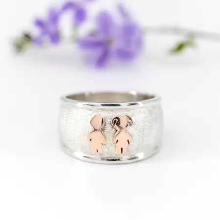 Anillo con silueta de hijos