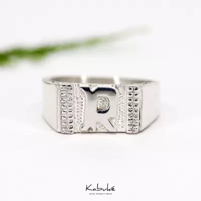 Anillo rectangular con una inicial
