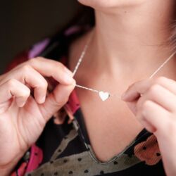 Collar conjunto corazón pasante grabado