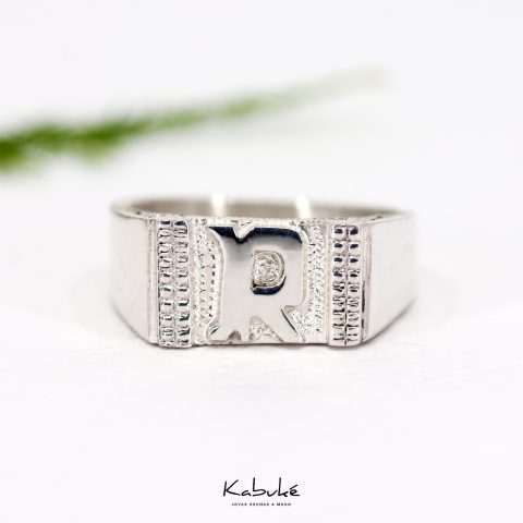 Anillo rectangular con una inicial