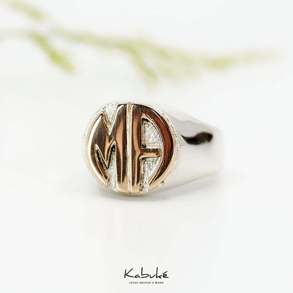 Anillo circular con una o dos iniciales en oro.