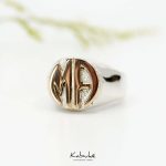 Anillo circular con una o dos iniciales en oro.