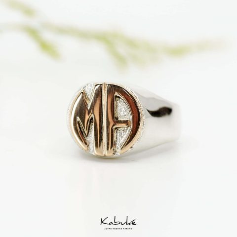 Anillo circular con una o dos iniciales en oro.