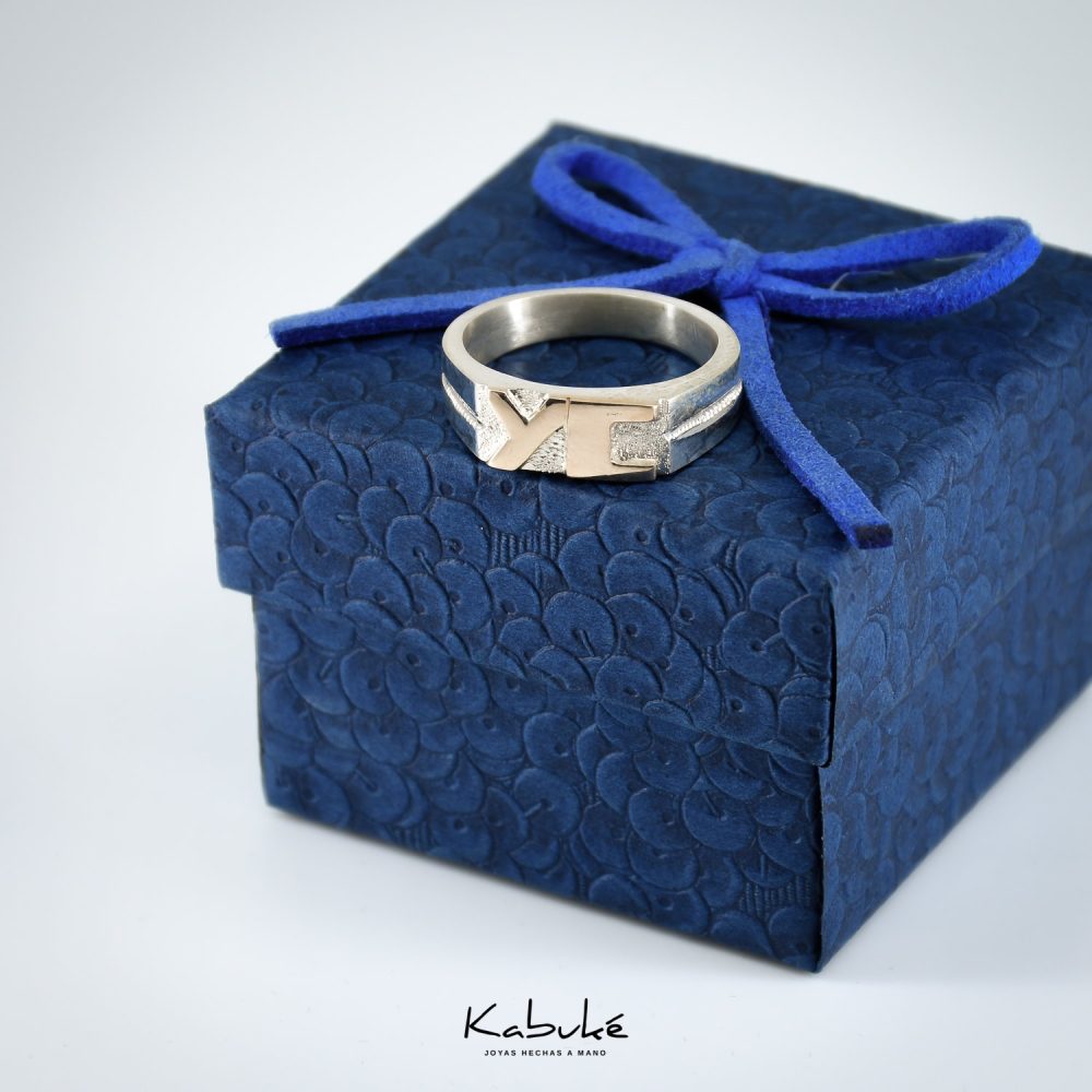 Anillo sello Dama en Plata 925 y Oro 10k.