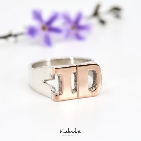 Anillo con iniciales en plata 925 y detalles en oro 10k. Joya personalizada, elegante y duradera, ideal como regalo único o símbolo especial.
