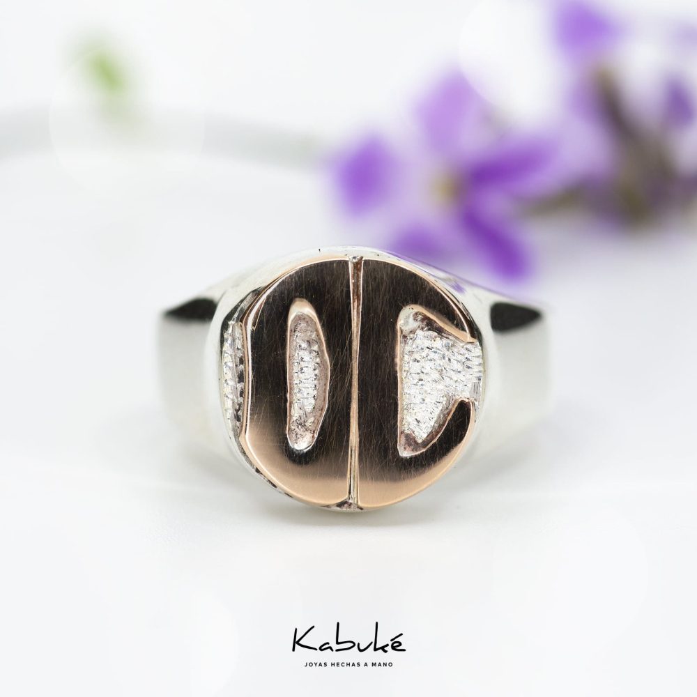 Anillo circular con una o dos iniciales en oro.
