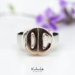 Anillo circular con una o dos iniciales en oro.