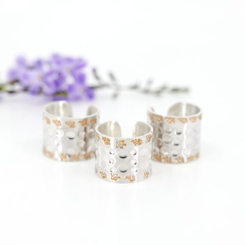 Anillo martillado con detalle de hojas, abierto