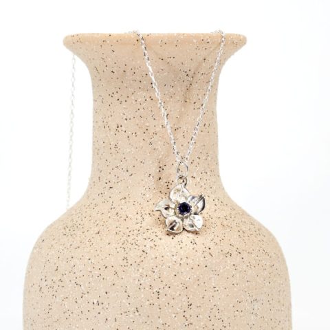 Conjunto flor con piedra