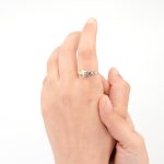 Anillo abeja con hojas