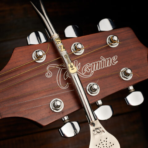 Bombilla modelo Arpeggio con guitarra y dos iniciales